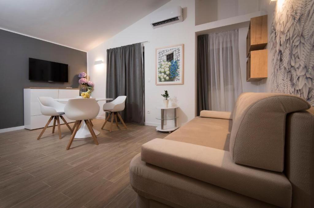 Villa J&J Apartments Residence With Swimming Pool Podstrana Exterior foto