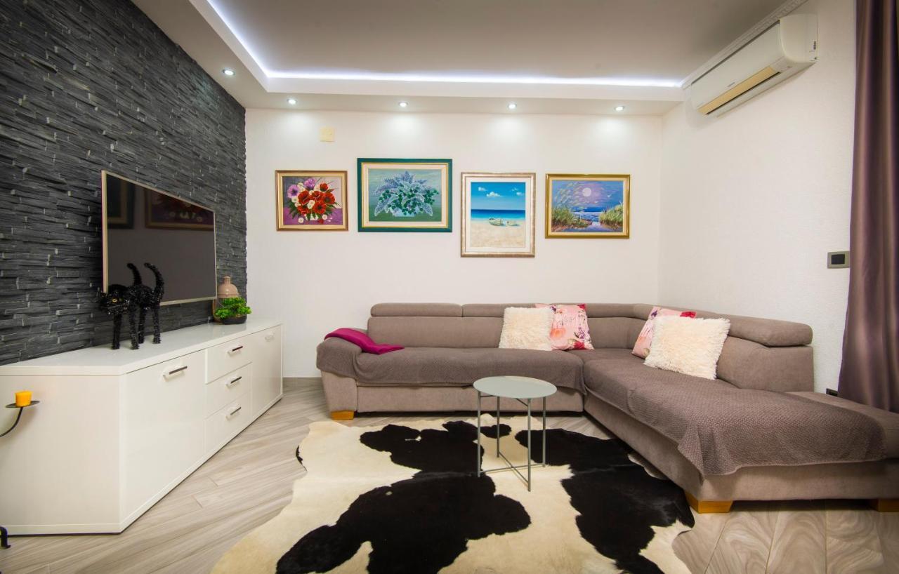 Villa J&J Apartments Residence With Swimming Pool Podstrana Exterior foto